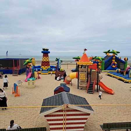 Zonnig En Gezellig Appartement Met Zijdelings Zeezicht En Zwembad In Koksijde Kültér fotó