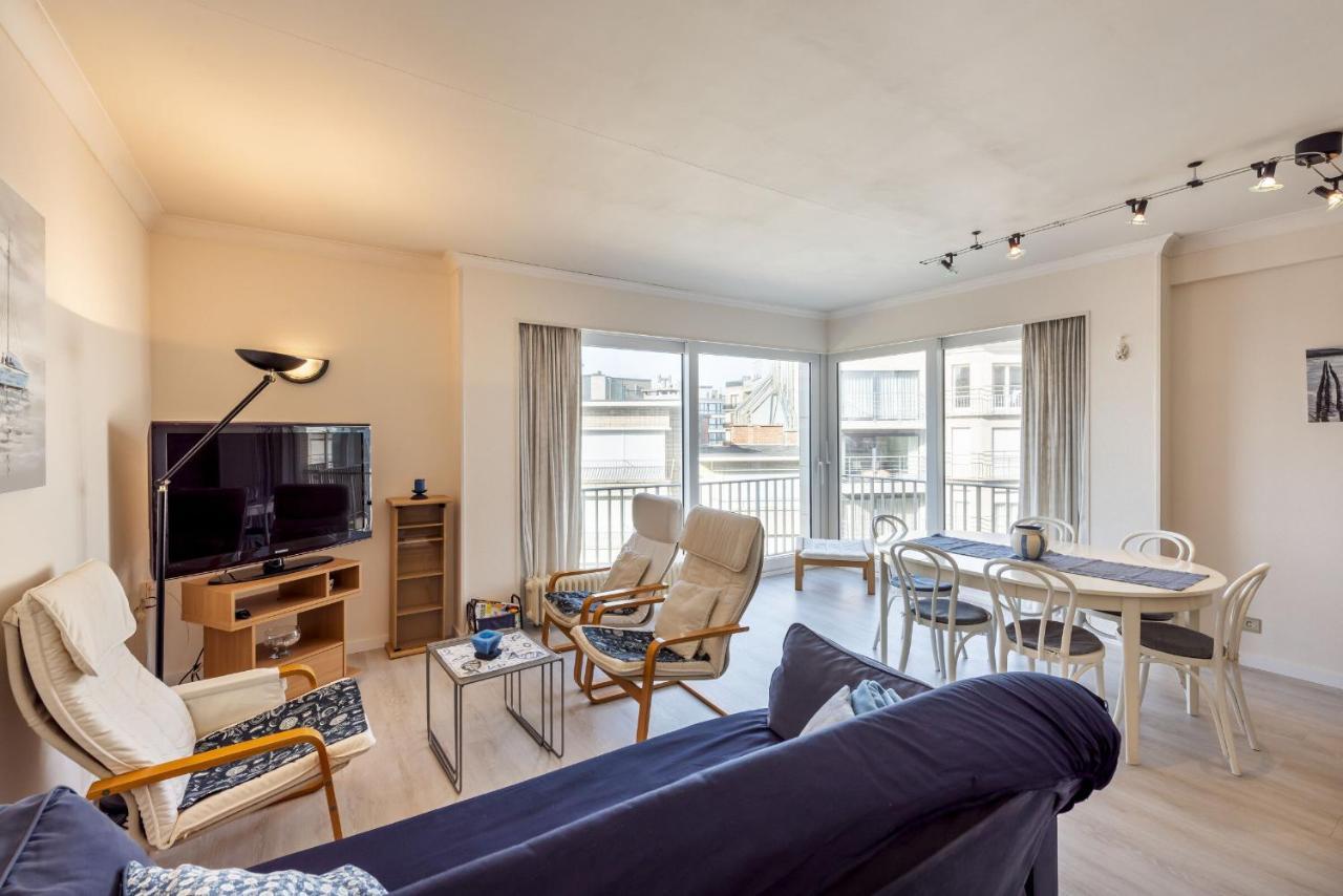 Zonnig En Gezellig Appartement Met Zijdelings Zeezicht En Zwembad In Koksijde Kültér fotó