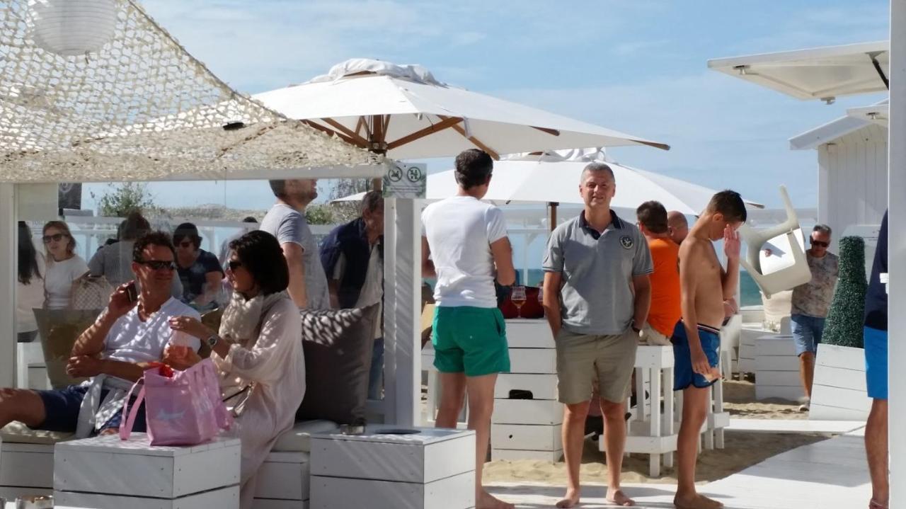 Zonnig En Gezellig Appartement Met Zijdelings Zeezicht En Zwembad In Koksijde Kültér fotó